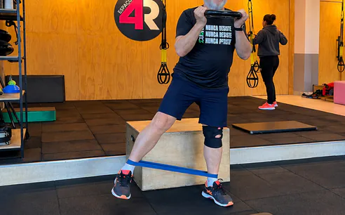 Aluno treinando com elástico no estúdio de treinamento funcional Espaço4R